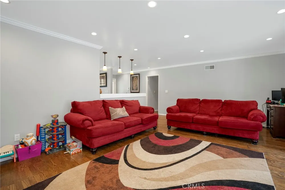 13719 Gavina Avenue Sylmar, CA 91342