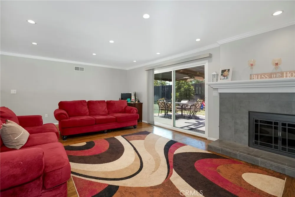 13719 Gavina Avenue Sylmar, CA 91342