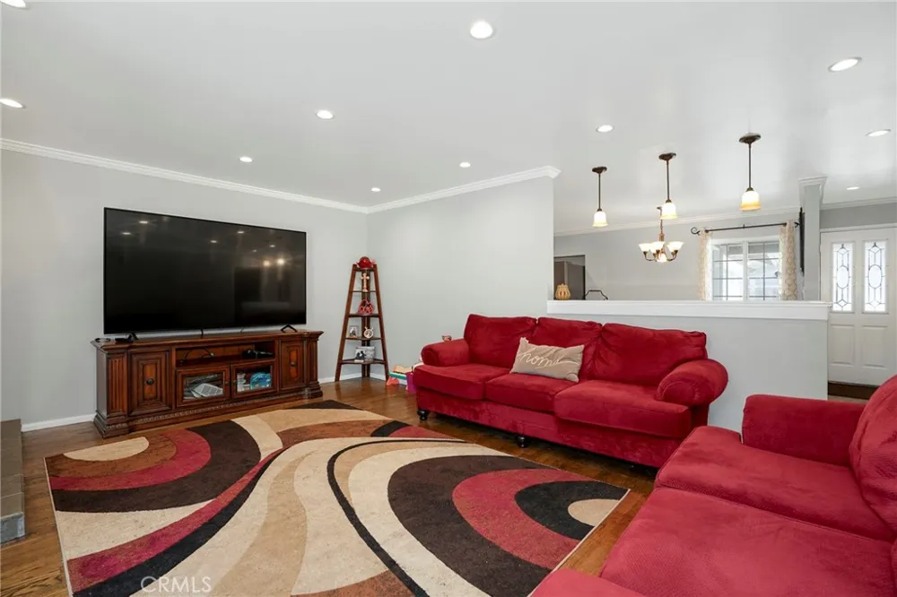 13719 Gavina Avenue Sylmar, CA 91342