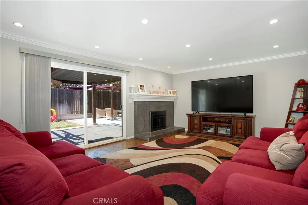 13719 Gavina Avenue Sylmar, CA 91342