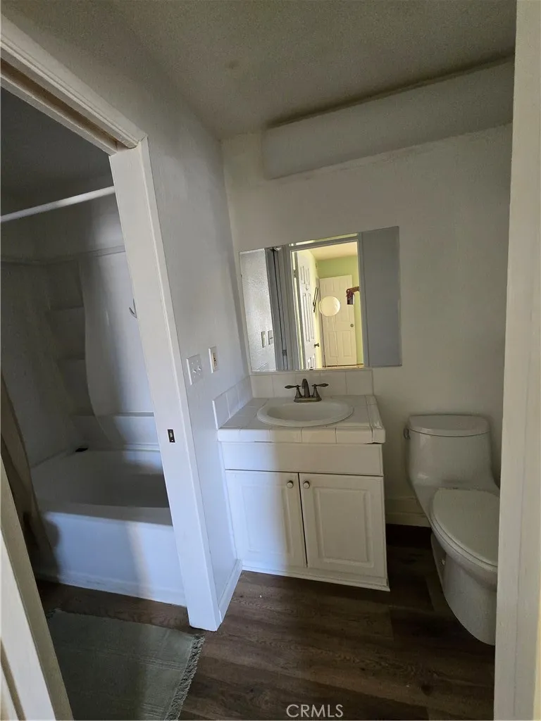 7641 Reseda #120 Reseda, CA 91335
