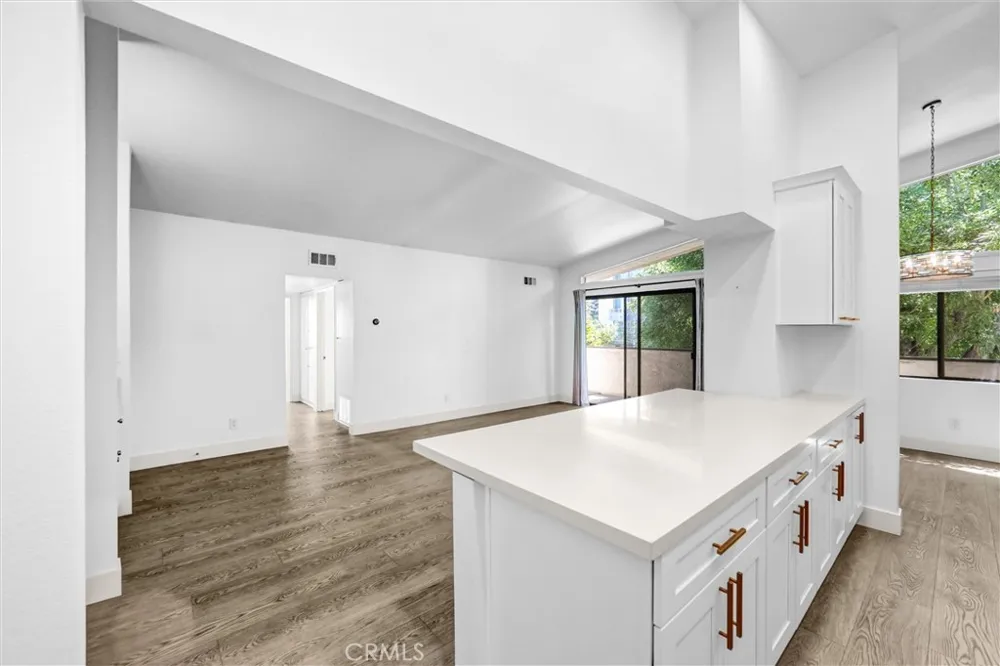 5805 Whitsett Avenue #201 Valley Village, CA 91607