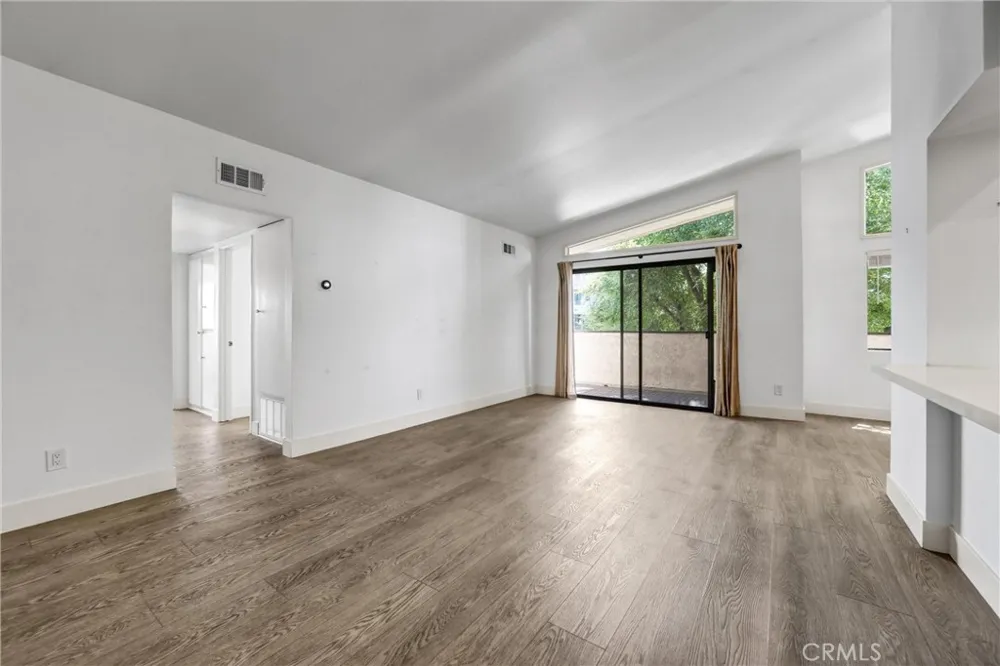 5805 Whitsett Avenue #201 Valley Village, CA 91607