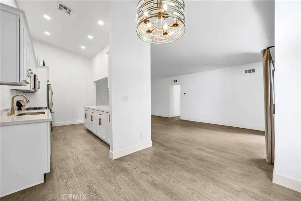 5805 Whitsett Avenue #201 Valley Village, CA 91607