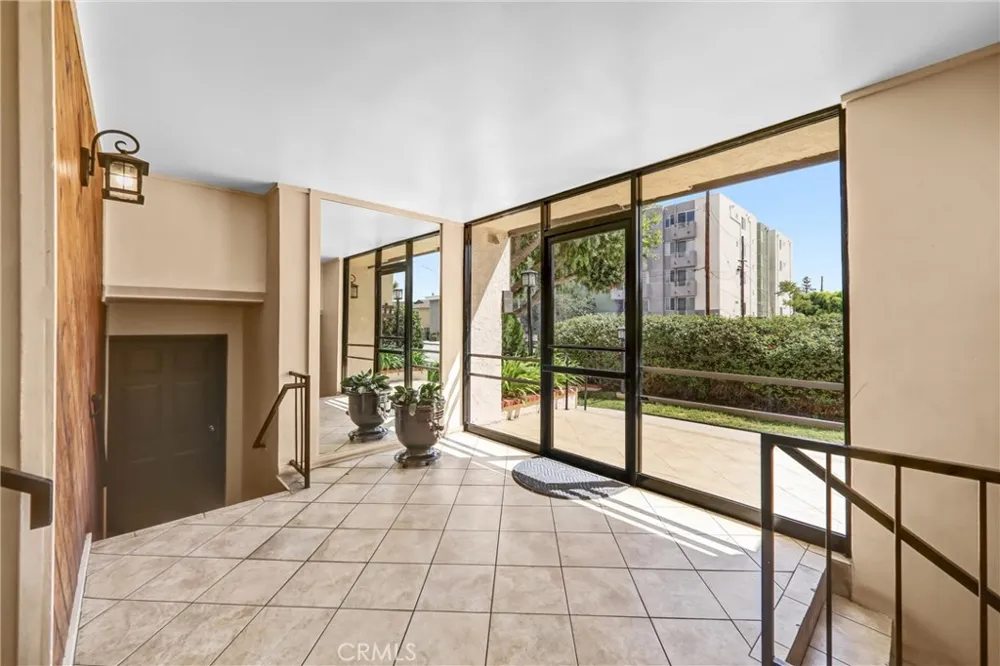 5805 Whitsett Avenue #201 Valley Village, CA 91607