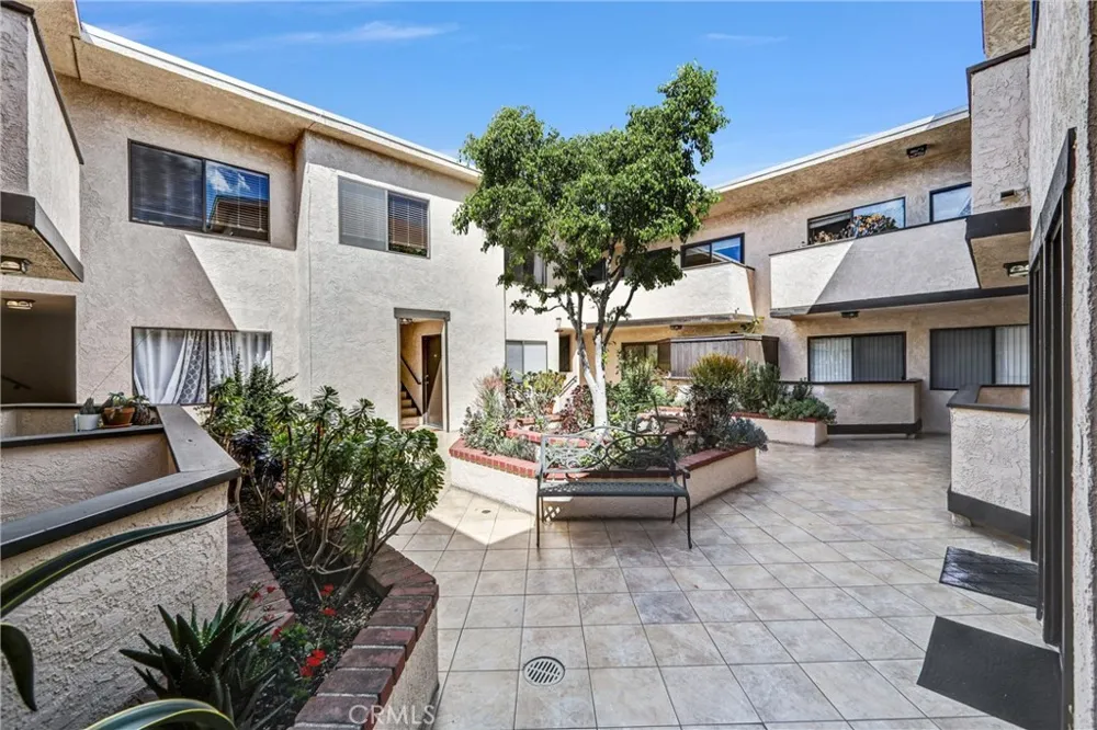 5805 Whitsett Avenue #201 Valley Village, CA 91607