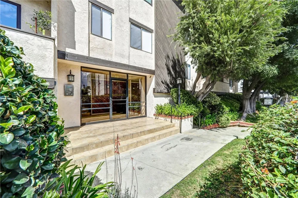 5805 Whitsett Avenue #201 Valley Village, CA 91607