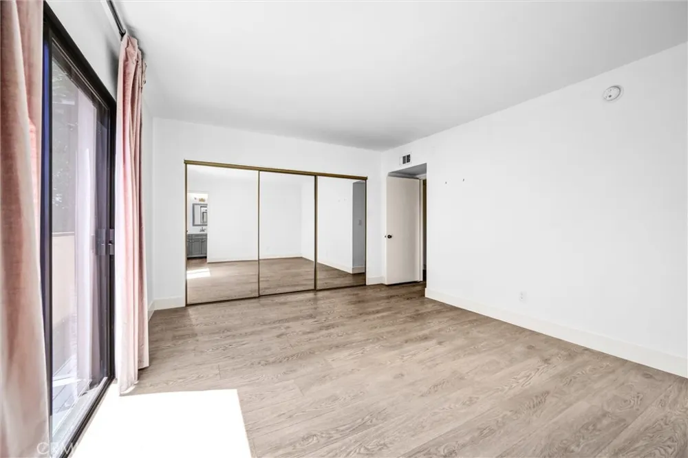 5805 Whitsett Avenue #201 Valley Village, CA 91607