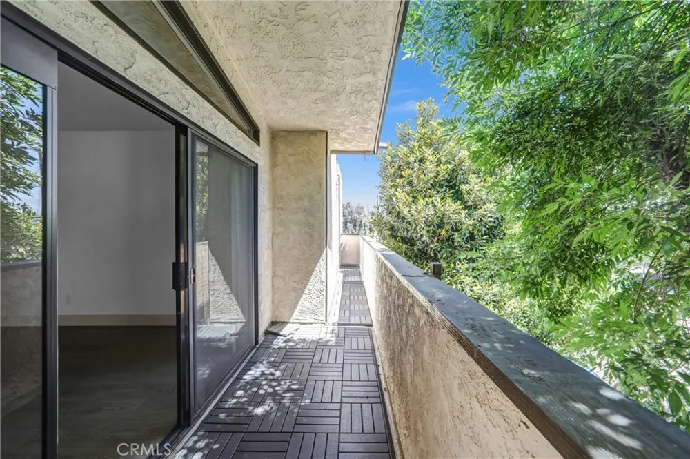 5805 Whitsett Avenue #201 Valley Village, CA 91607