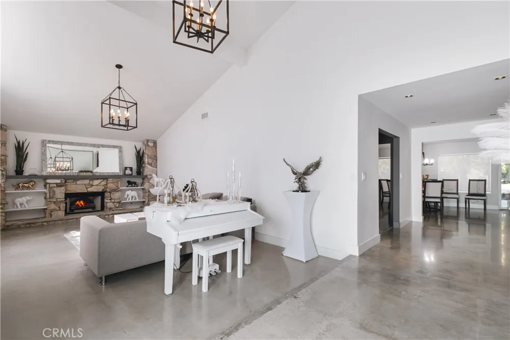 19865 Hiawatha Street Chatsworth, CA 91311