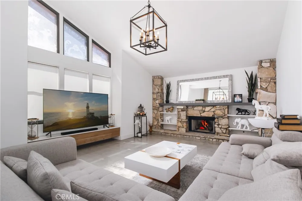 19865 Hiawatha Street Chatsworth, CA 91311