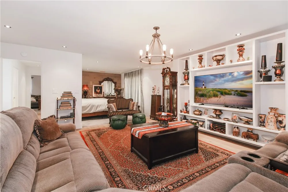 19865 Hiawatha Street Chatsworth, CA 91311