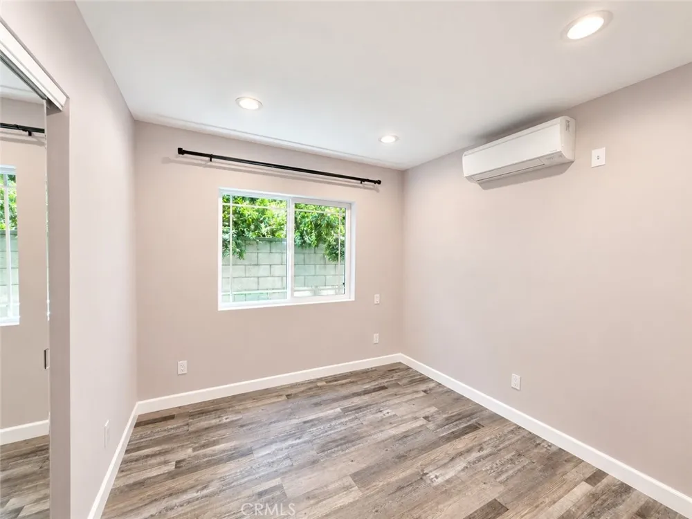7645 Amestoy Lake Balboa, CA 91406