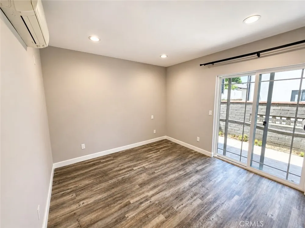 7645 Amestoy Lake Balboa, CA 91406