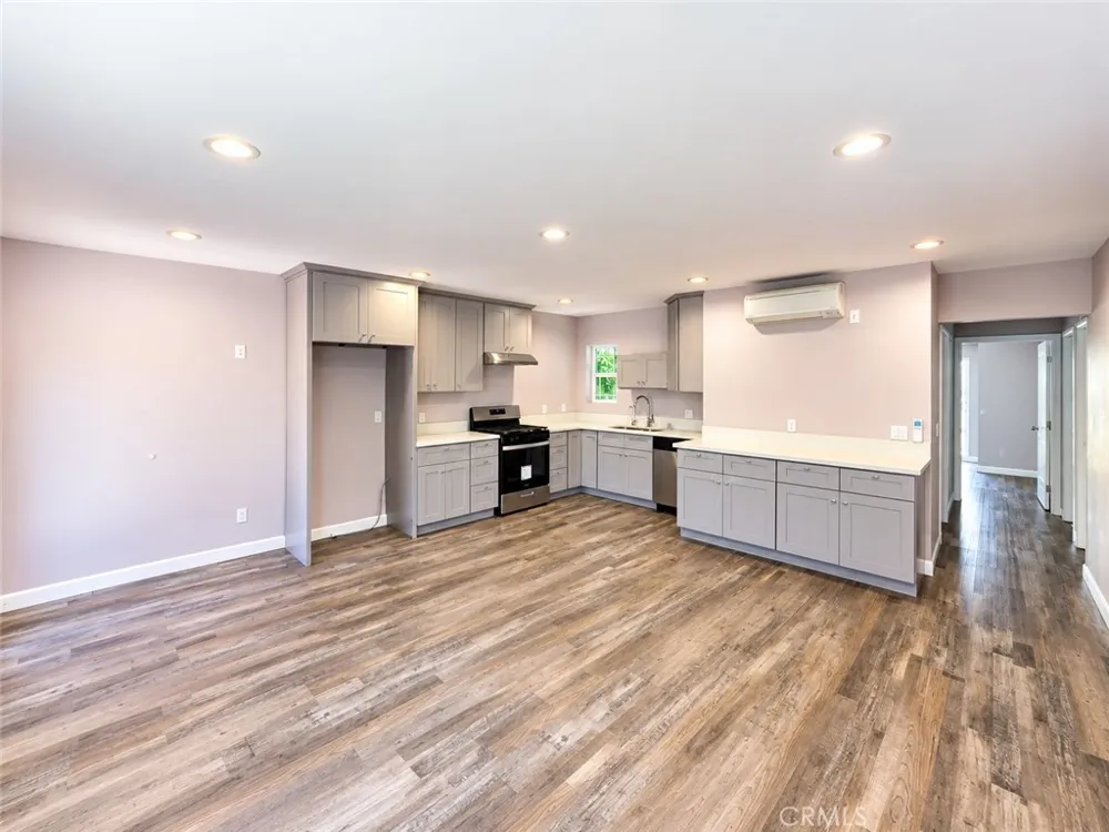 7645 Amestoy Lake Balboa, CA 91406