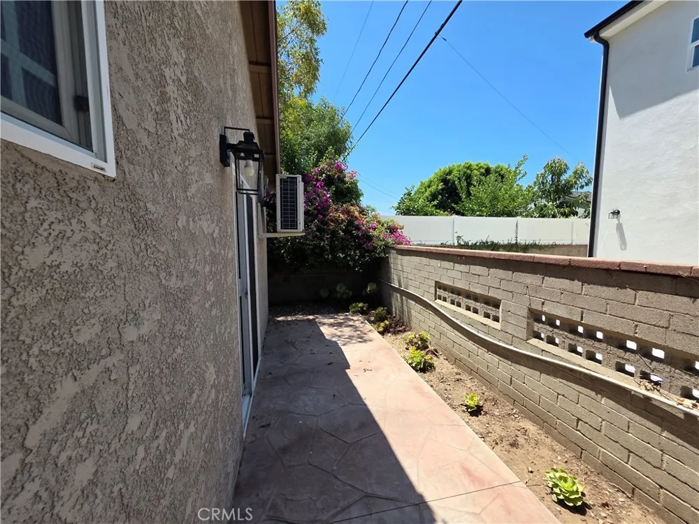 7645 Amestoy Lake Balboa, CA 91406