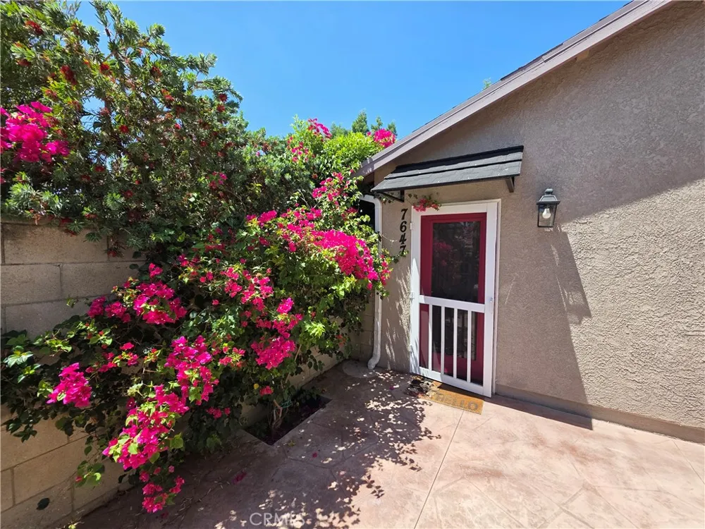 7645 Amestoy Lake Balboa, CA 91406