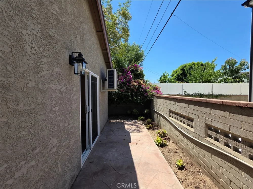 7645 Amestoy Lake Balboa, CA 91406