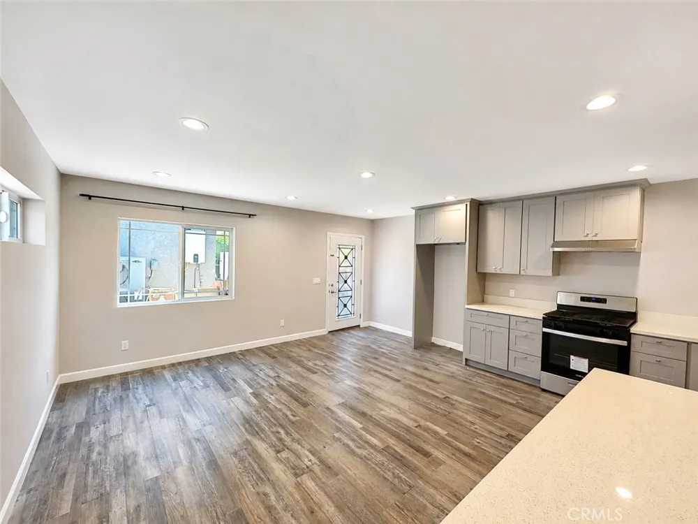 7645 Amestoy Lake Balboa, CA 91406
