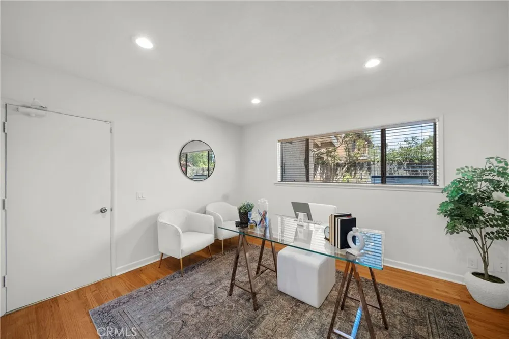 10106 Petit North Hills, CA 91343