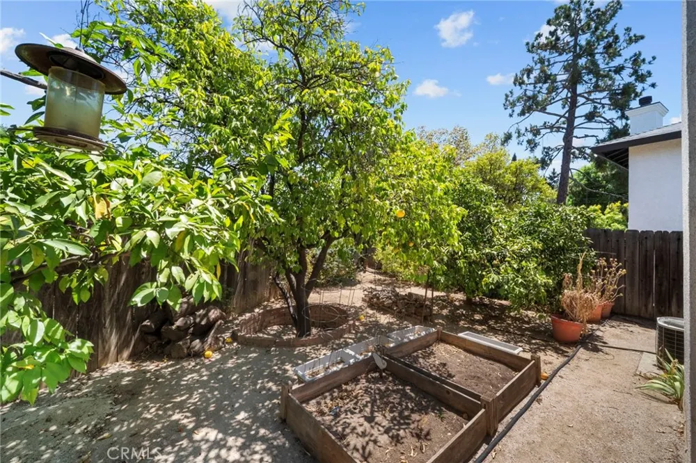 10106 Petit North Hills, CA 91343