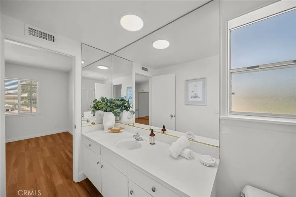 10106 Petit North Hills, CA 91343