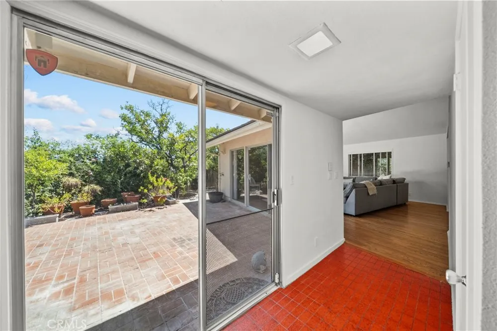 10106 Petit North Hills, CA 91343