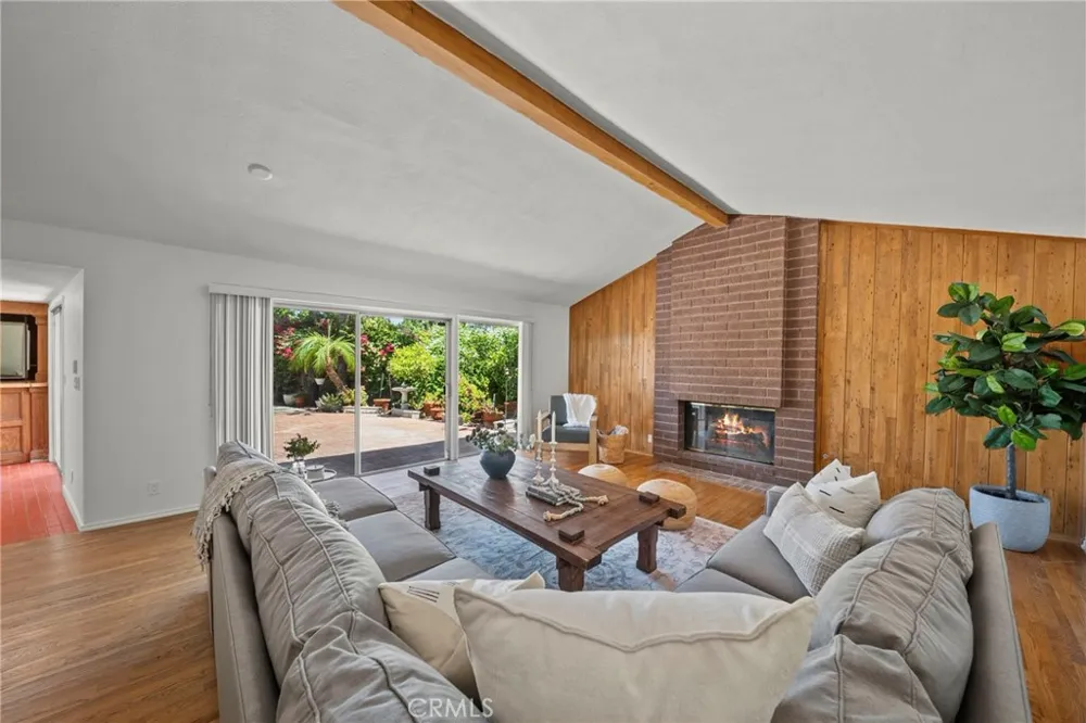 10106 Petit North Hills, CA 91343