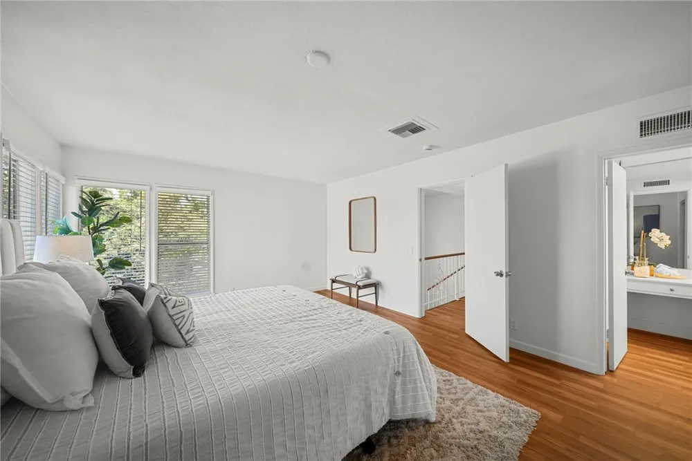 10106 Petit North Hills, CA 91343