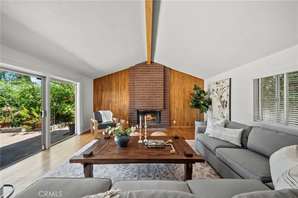 10106 Petit North Hills, CA 91343