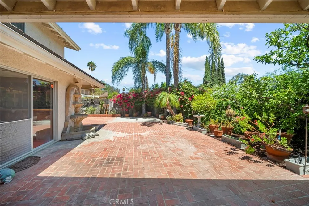 10106 Petit North Hills, CA 91343