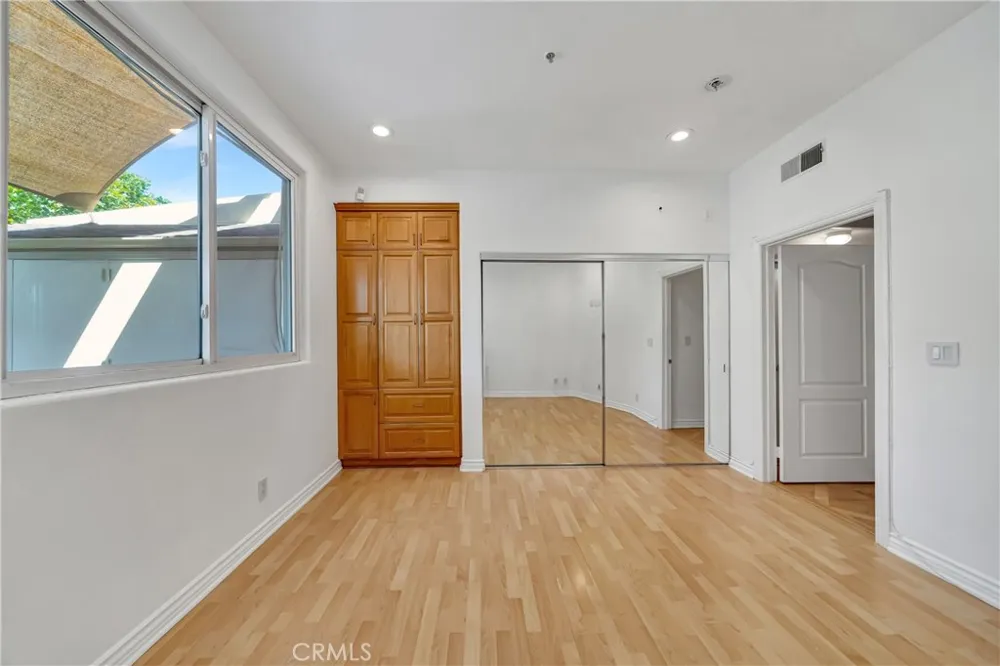 4477 Woodman Avenue #305 Sherman Oaks, CA 91423