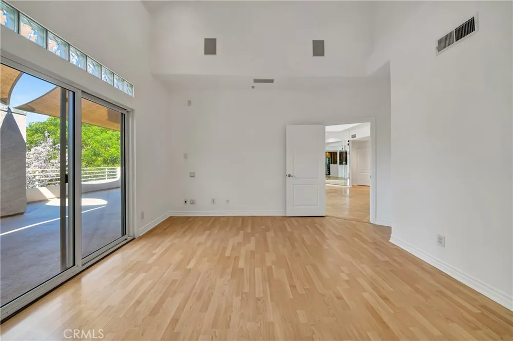 4477 Woodman Avenue #305 Sherman Oaks, CA 91423