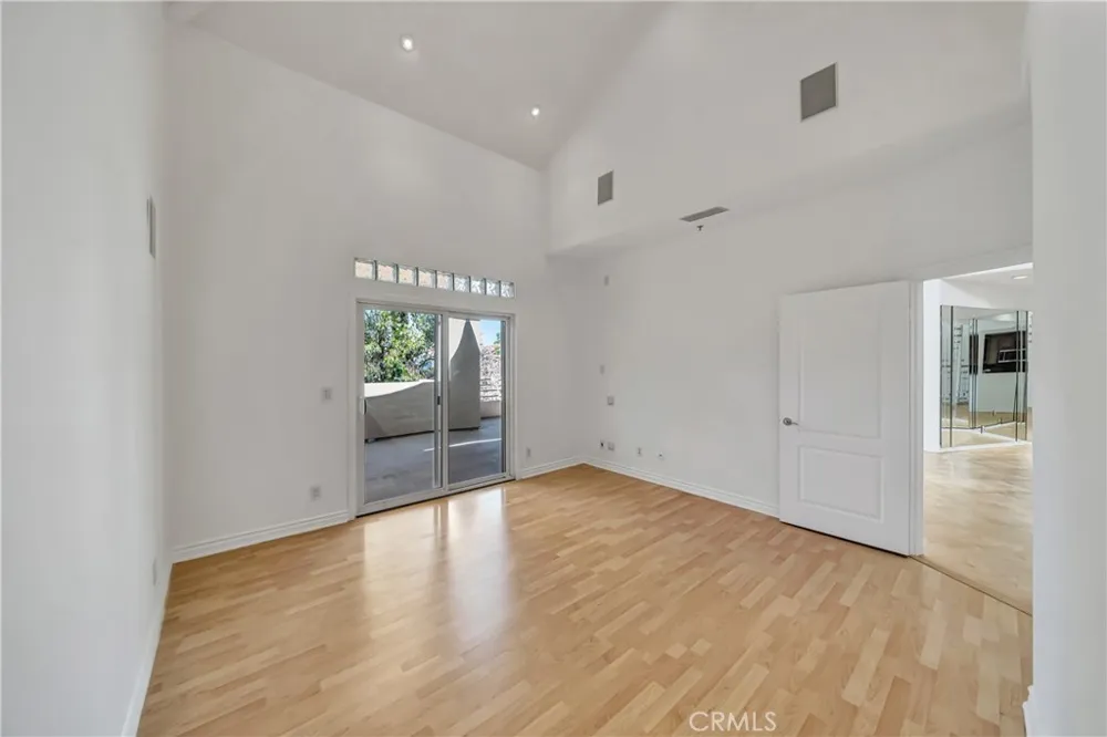4477 Woodman Avenue #305 Sherman Oaks, CA 91423