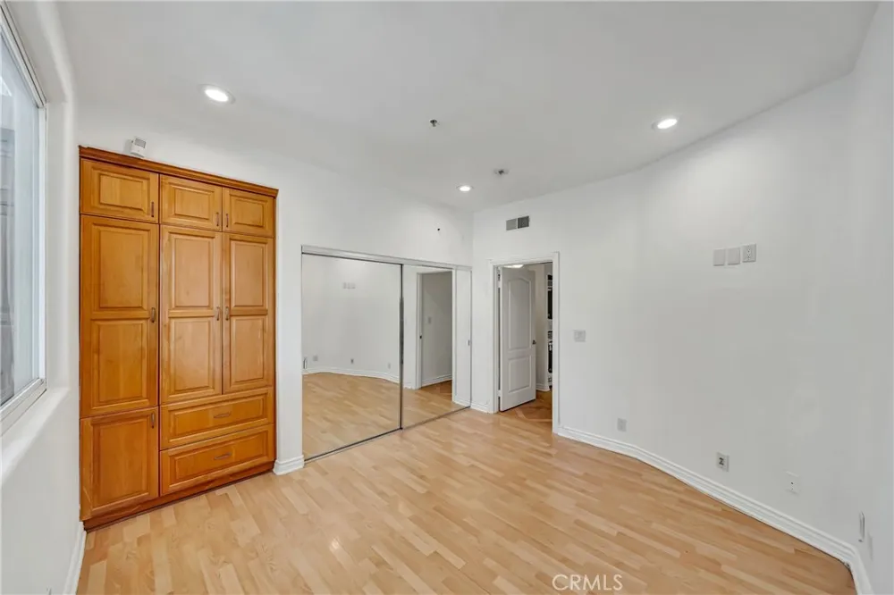 4477 Woodman Avenue #305 Sherman Oaks, CA 91423