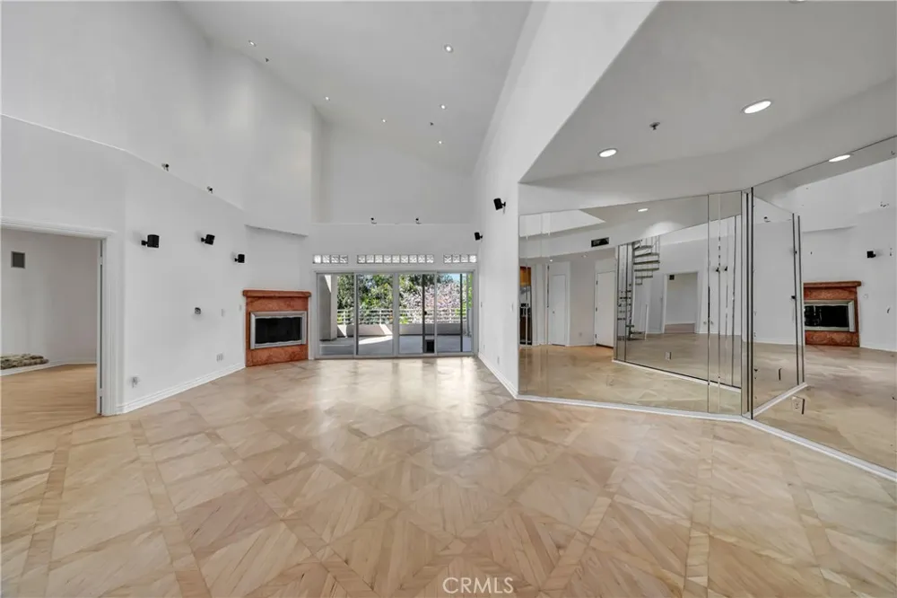 4477 Woodman Avenue #305 Sherman Oaks, CA 91423