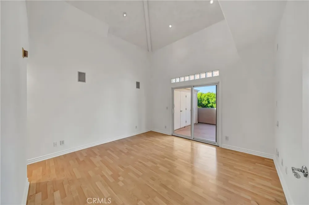 4477 Woodman Avenue #305 Sherman Oaks, CA 91423