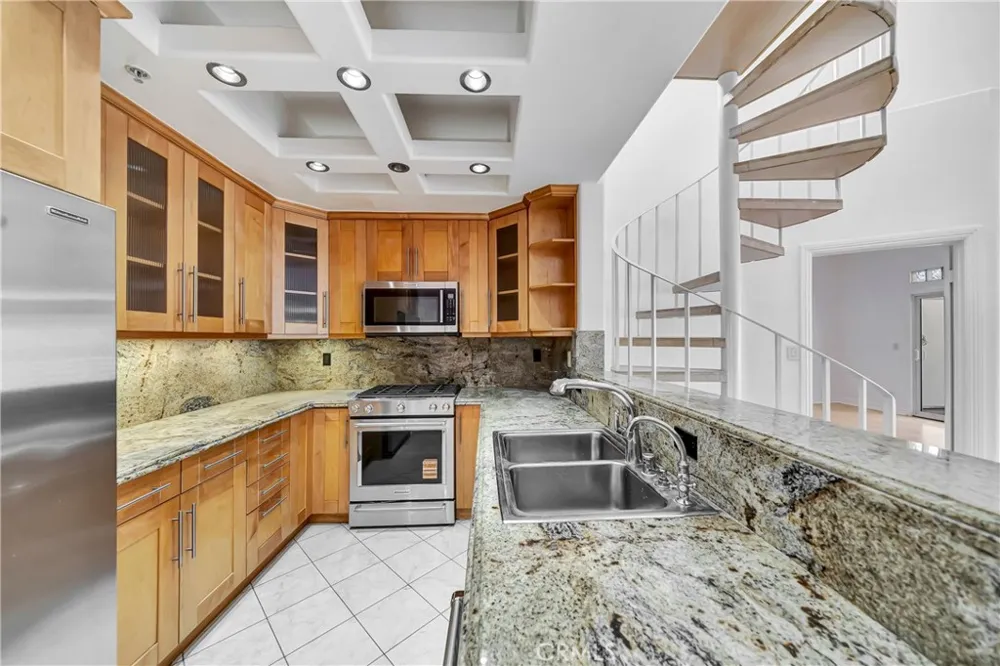 4477 Woodman Avenue #305 Sherman Oaks, CA 91423