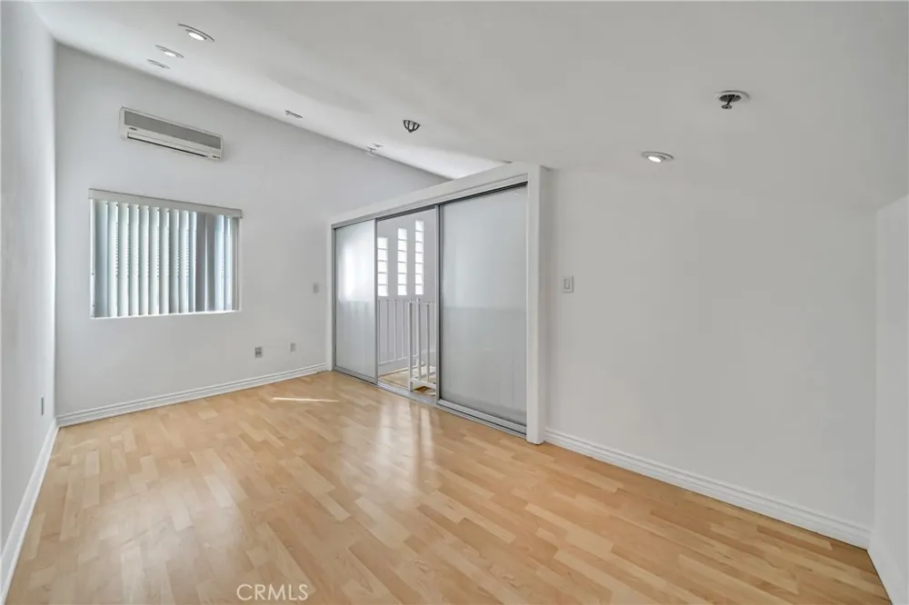 4477 Woodman Avenue #305 Sherman Oaks, CA 91423