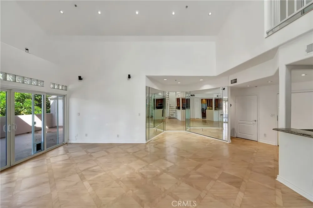 4477 Woodman Avenue #305 Sherman Oaks, CA 91423