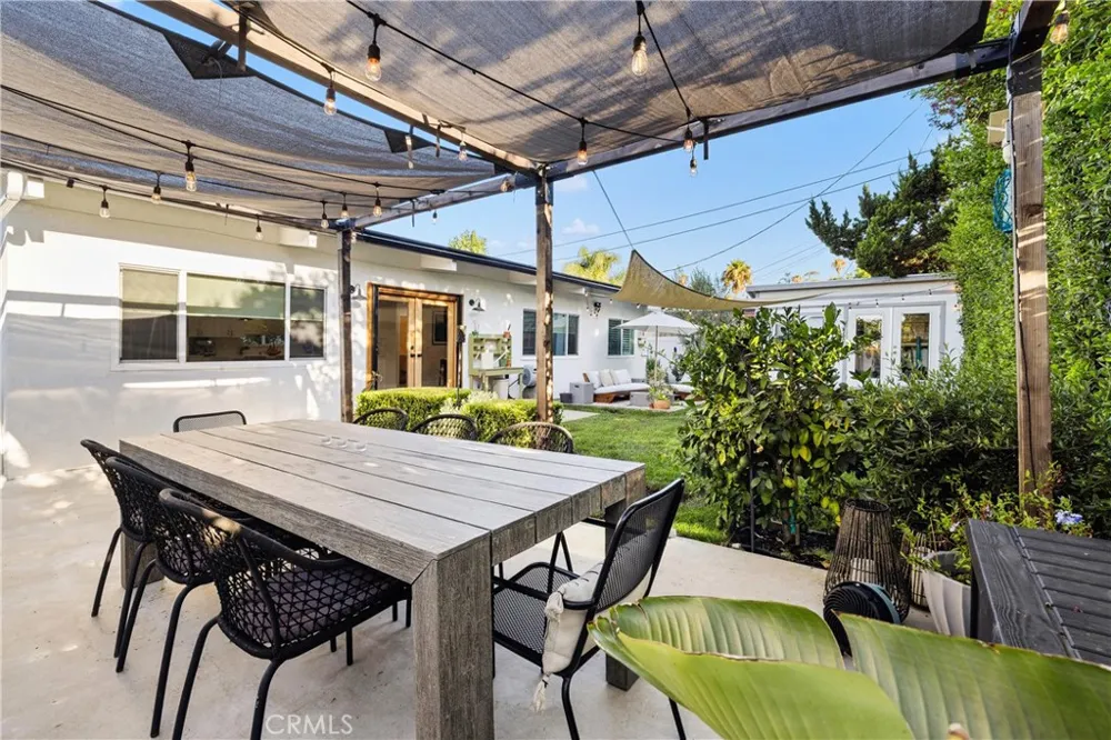 7247 Genesta Lake Balboa, CA 91406