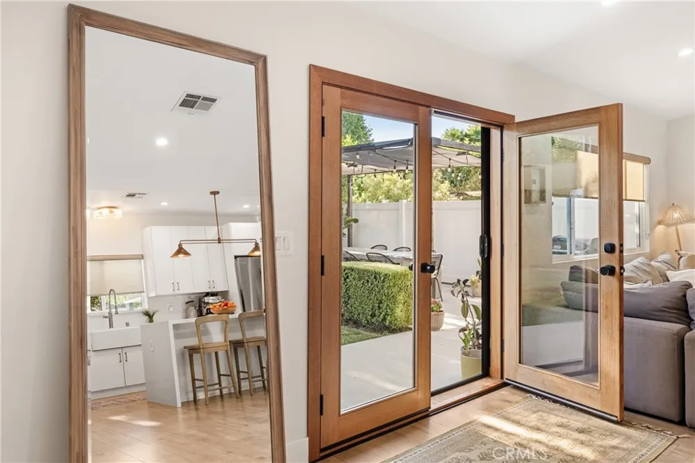 7247 Genesta Lake Balboa, CA 91406