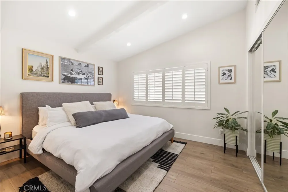 7247 Genesta Lake Balboa, CA 91406