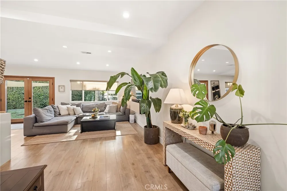 7247 Genesta Lake Balboa, CA 91406