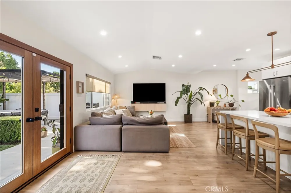 7247 Genesta Lake Balboa, CA 91406