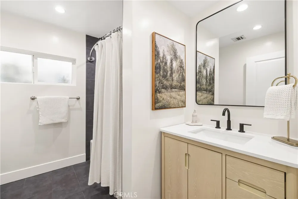 7247 Genesta Lake Balboa, CA 91406