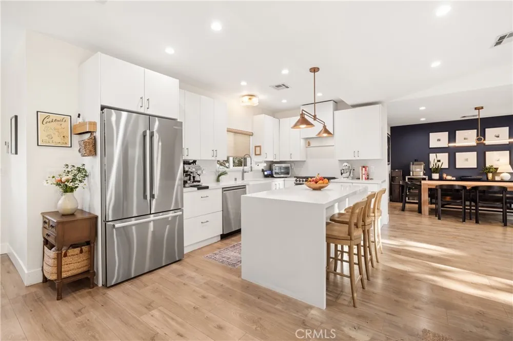 7247 Genesta Lake Balboa, CA 91406