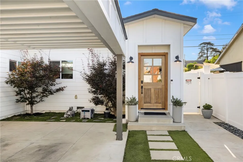 7247 Genesta Lake Balboa, CA 91406