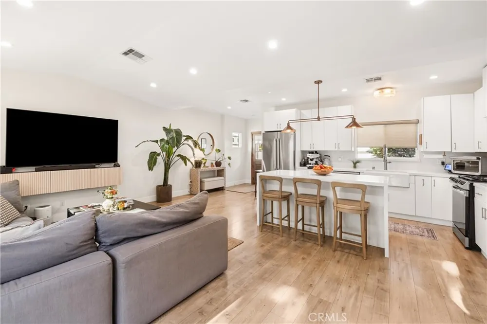 7247 Genesta Lake Balboa, CA 91406