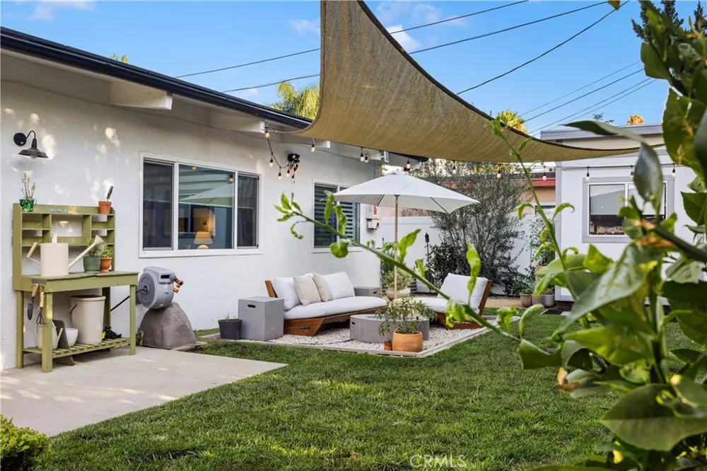 7247 Genesta Lake Balboa, CA 91406